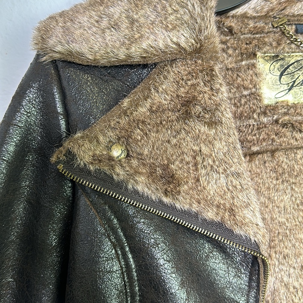 Guess - Picture 10 of 17